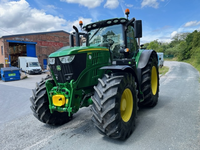 JOHN DEERE 6215R