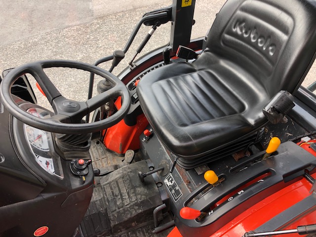 KUBOTA B2530 CAB AND LOADER