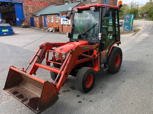 KUBOTA B2530 CAB AND LOADER