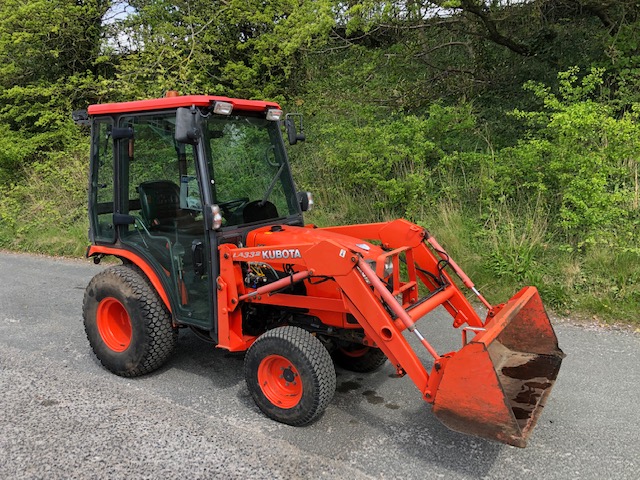 KUBOTA B2530 CAB AND LOADER