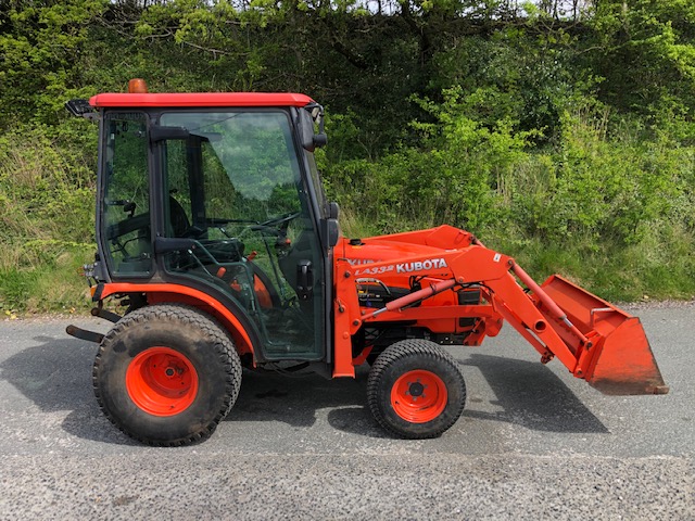 KUBOTA B2530 CAB AND LOADER